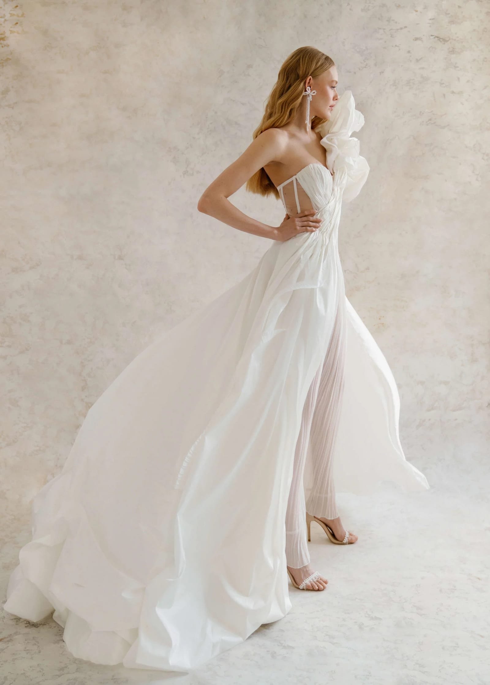 Perlamutr wedding dress by Rara Couture — thumbnail 2