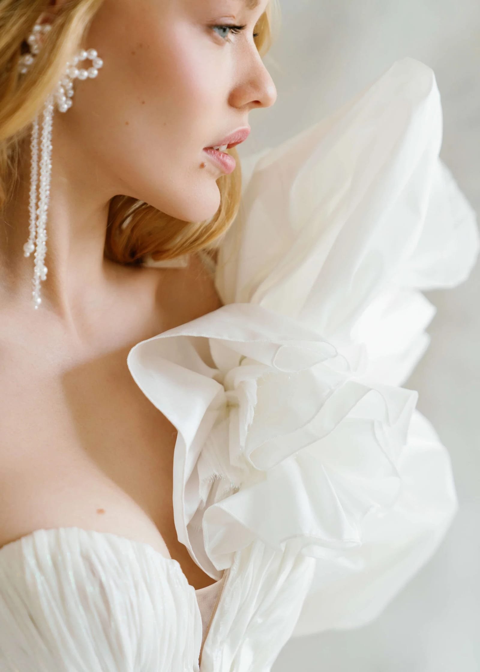 Perlamutr wedding dress by Rara Couture — thumbnail 3