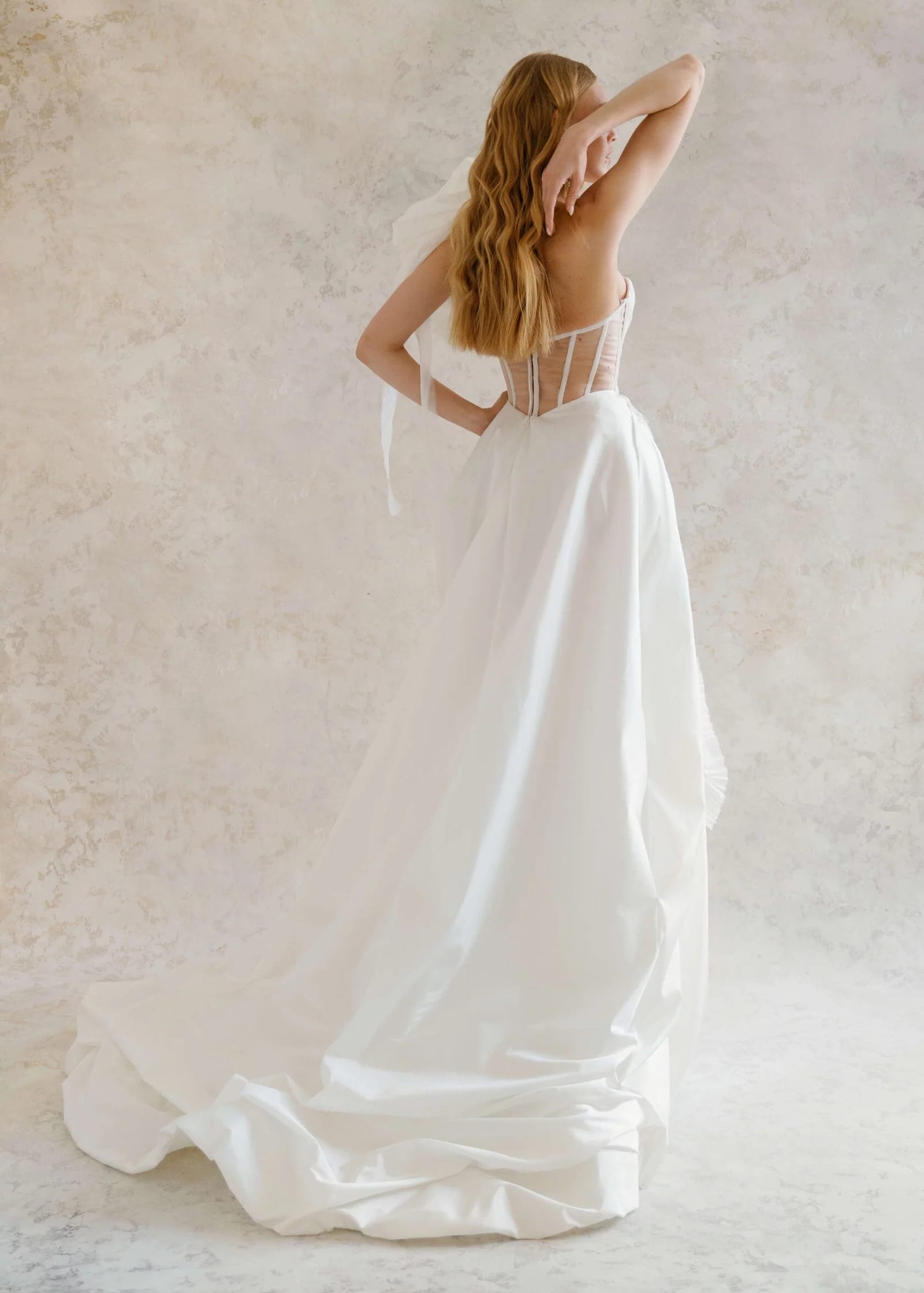 Perlamutr wedding dress by Rara Couture — thumbnail 4